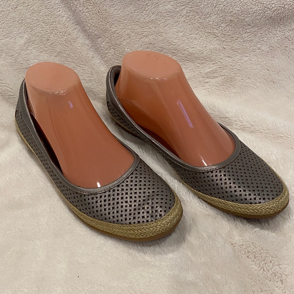 Clarks Danelly Adira Perforated Espadrille SlipOn Ballet Flats Silver Sz 7.5 VGC - Picture 2 of 11